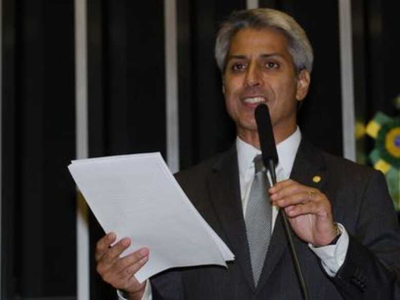O deputado Alessandro Molon faz a leitura do relatório do Marco Civil da Internet. (Foto: José Cruz/Agência Brasil)