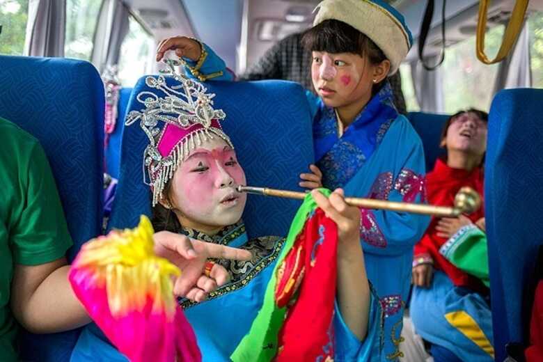 Crianças vestidas para apresentação em templo no monte Miaofeng, próximo a Pequim. (Foto: Sim Chi Yin/The New York Times)