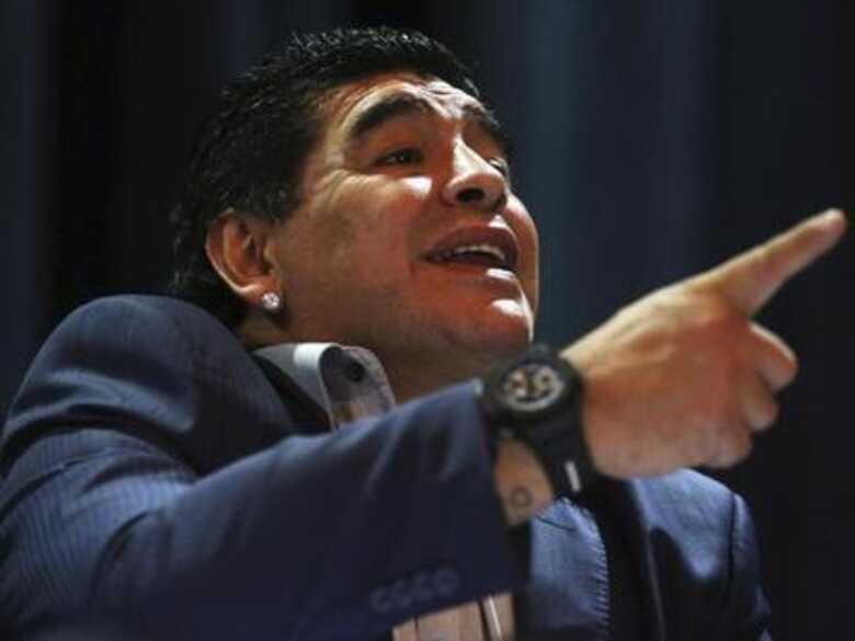 Maradona, 53 anos, poderia disputar partida da quarta divisão do Campeonato Argentino. (Foto: Paulo Whitaker/Reuters)