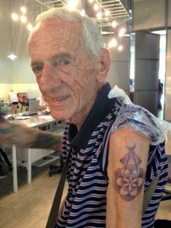 Guido estava ansioso para desenhar uma 'flor da vida' no braço. (Foto: Cris Cleveston/divulgação Edu Tattoo)