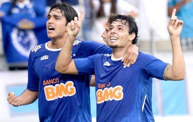 Ricardo Goulart comemora com Marcelo Moreno na goleada sobre o Universidad de Chile. (Foto: AP)