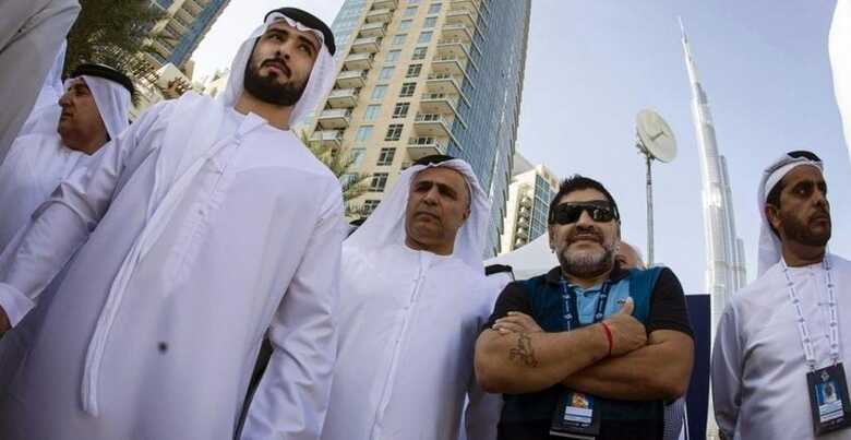 Maradona esteve em Dubai acompanhando a quarta etapa do Dubai Tour 2014, uma corrida de bicicletas. (Foto: Angelo Carconi/EFE)