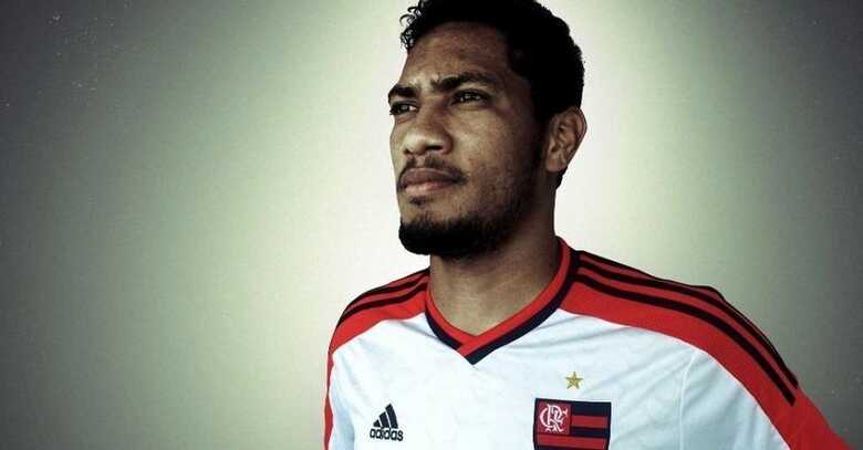 Hernane posa para foto e apresenta nova camisa número dois do Flamengo. (Foto: divulgação/Adidas)