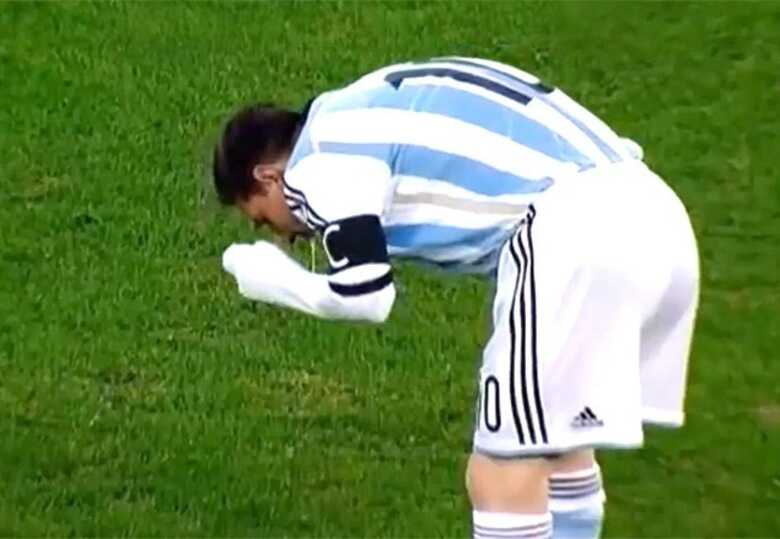 O argentino Lionel Messi vomita em campo durante amistoso contra a Romênia, em Bucareste. (Foto: reprodução)