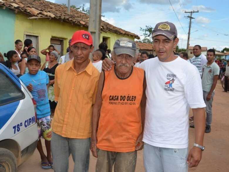 Homem aparece no pr&oacute;prio vel&oacute;rio em Vit&oacute;ria da Conquista, na Bahia. (Foto: Blog do Anderson)
