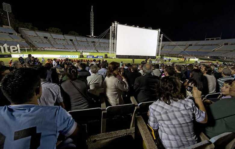 Público assiste ao documentário 'Maracaná', sobre a Copa de 1950, no estádio Centenário. (Foto: Pablo Porciuncula - 12.mar.14/AFP)
