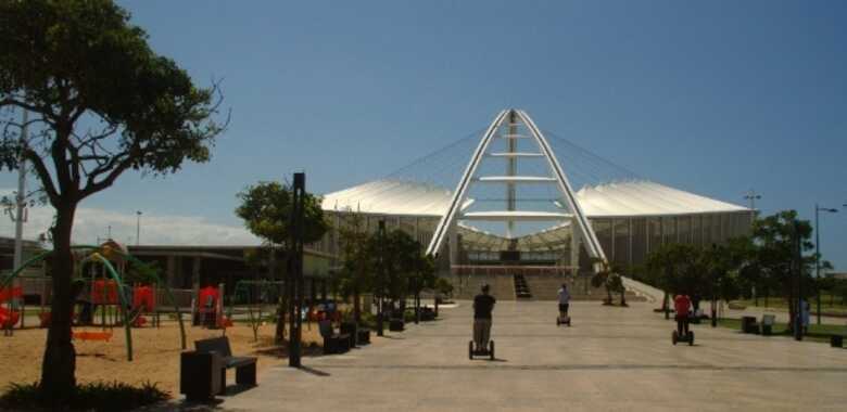 Em frente Moses Mabhida, em Durban, prefeitura constuiu uma praça para os moradores. (Foto: reprodução)