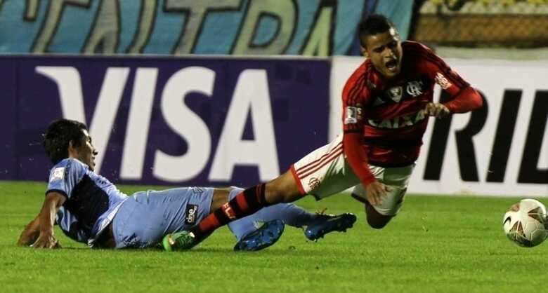 Everton, do Flamengo, sofre falta de Damir Miranda, do Bolívar, em jogo da Libertadores. (Foto: EFE/Martin Alipaz)