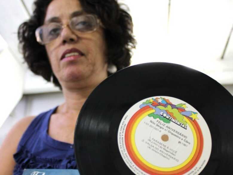 Eliana exibe disco com a gravação do 'Parabéns a Você'. (Foto: Márcio Rodrigues/G1)