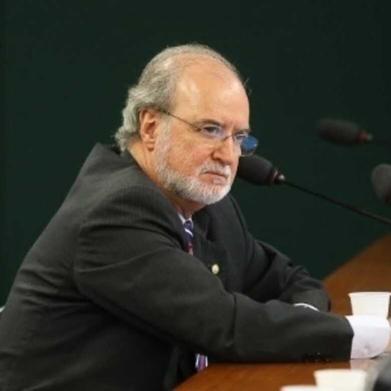Eduardo Azeredo (PSDB-MG) deixou seu mandato após seu pedido de condenação por envolvimento no mensalão tucano. (Foto: Sergio Lima - 19.fev.2014/Folhapress)