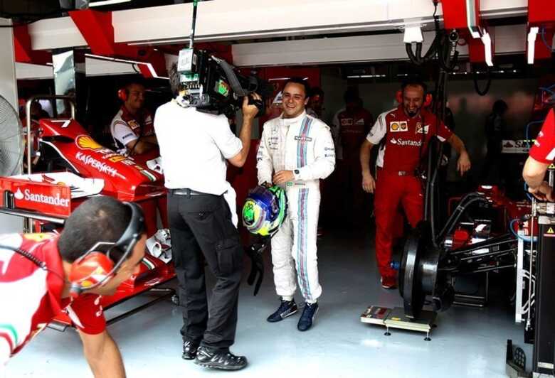 Com macacão da Williams, Massa visita boxes da Ferrari e brinca: 'Voltei!' (Foto: Agência AP)
