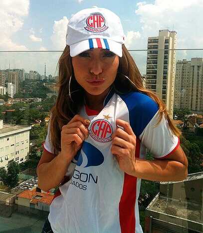 A apresentadora Sabrina Sato com camisa e boné do Penapolense. (Foto: divulgação)