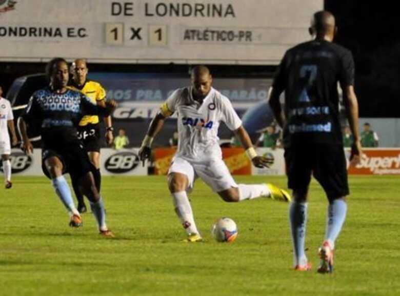 Adriano pode jogar em confronto decisivo do torneio sul-americano. (Foto: Atlético-PR/divulgação)