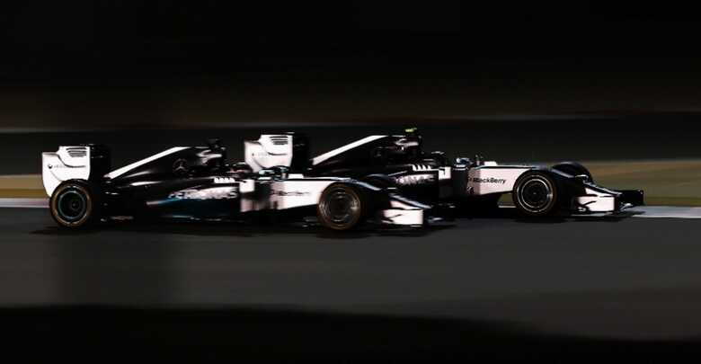 Hamilton x Rosberg - Fazia algum tempo que a F1 não registrava um duelo pela vitória tão ferrenho entre dois companheiros de equipe. (Foto: Mark Thompson/Getty Images)