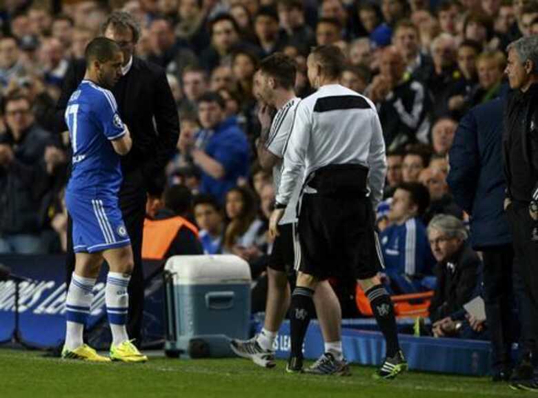 Destaque do Chelsea na temporada, Hazard saiu machucado do jogo contra o PSG. (Foto: Reuters)