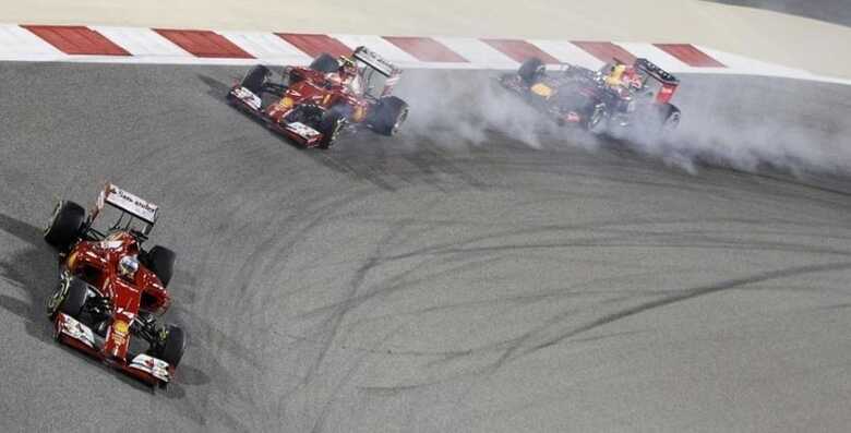 Três campeões mundiais, Alonso (Ferrari), Raikkonen (Ferrari) e Vettel (RBR) andaram no setor intermediário no GP do Bahrein. (Foto: Thaier Al-Sudani/Reuters)