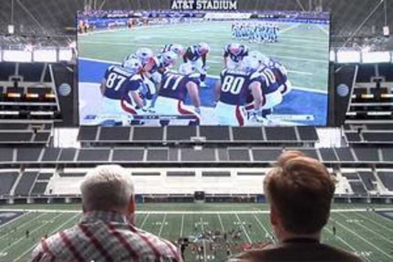 O apresentador jogou Playstation 4 no telão do estádio do time de futebol americano Dallas Cowboys. (Foto: reprodução)