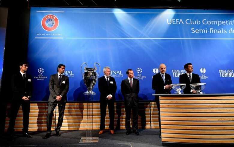 Paulo Ferreira, Caminero, Paul Breitner e Butragueño com Gianni Infantino, dirigente da Uefa, e Figo, durante o sorteio (Foto: Agência AFP)