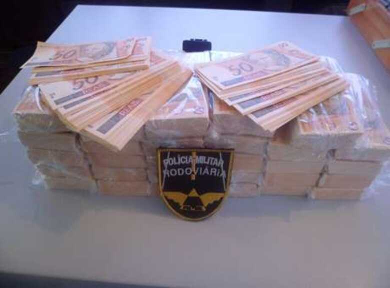 Adolescente levava R$ 310 mil em notas falsas. (Foto: divulgação)