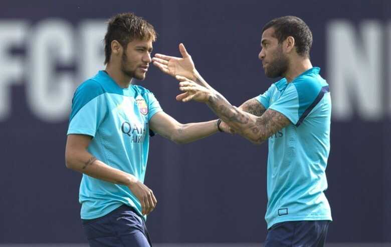 Neymar e Daniel Alves no treino do Barcelona na v&eacute;spera da final: press&atilde;o sobre a dupla de brasileiros. (Foto: EFE)