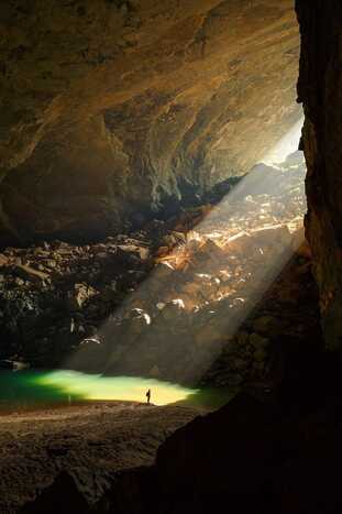 Homem na caverna de Son Doong; são 150m de altura. (Foto: Ryan Deboodt/Divulgação/Oxalis)