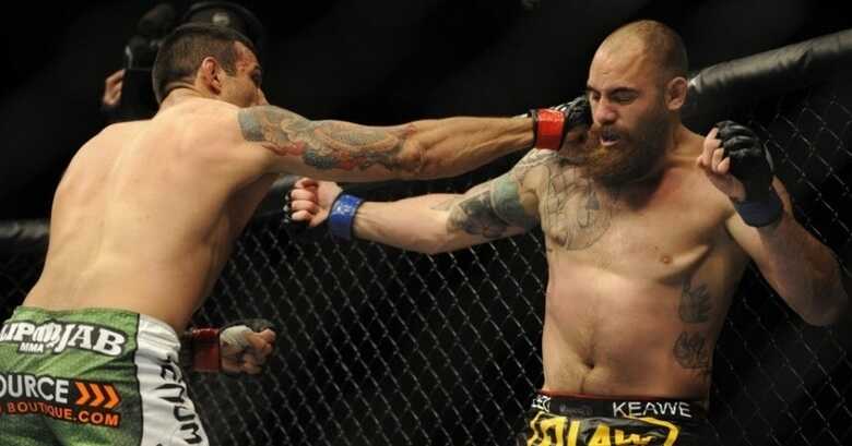 Brasileiro Werdum acerta golpe de direita em Travis Browne, na luta principal do UFC Werdum x Browne. (Foto: David Manning/USA Today Sports)