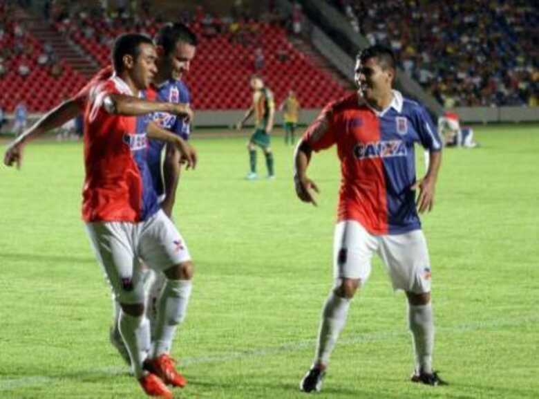 Carlinhos (à esq.), autor do segundo gol contra Sampaio Corrêa, segue no banco de reservas. (Foto: Paraná Clube/divulgação)