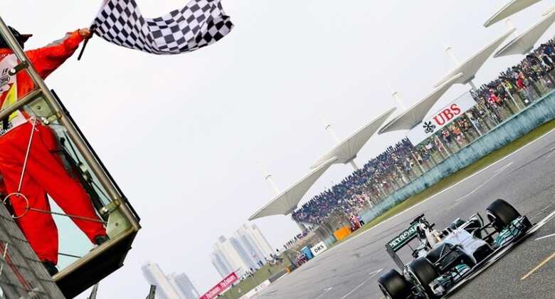 Lewis Hamilton recebe a bandeirada para vencer o GP da China. Foi a terceira vitória consecutiva do piloto da Mercedes nesta temporada. (Foto: Efe/Srdjan Suki)