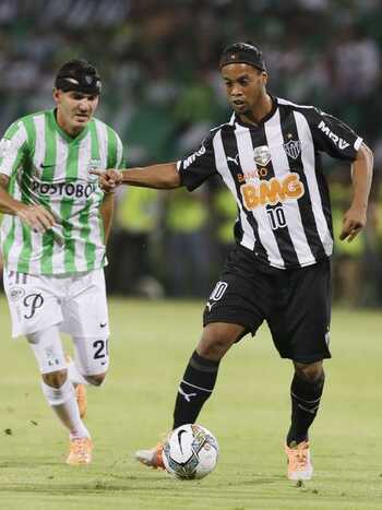 Ronaldinho teve boa atuação no primeiro tempo. (Foto: AP)