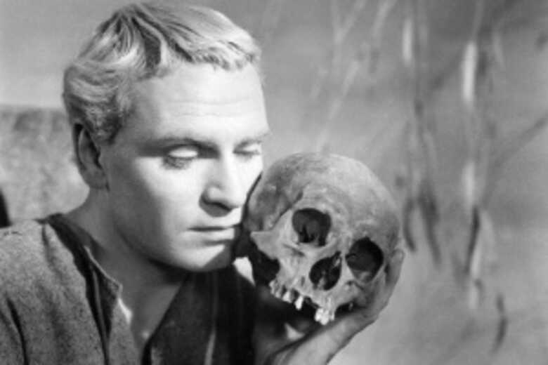 O ator Laurence Olivier em adaptação de 'Hamlet' para o cinema, lançada em 1948. (Foto: reprodução)
