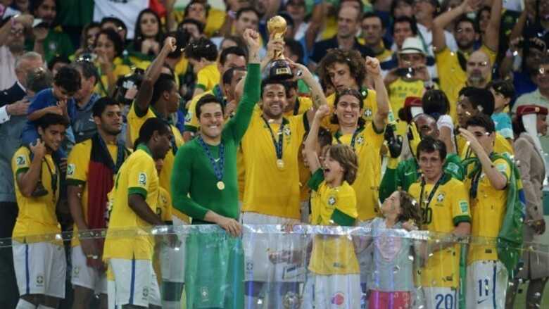 Thiago Silva levanta o trofeu de campeão da Copa das Confederações, no Maracanã. (Foto: Getty Images)