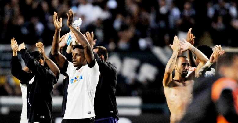 Jogadores do Corinthians agradecem a torcida em jogo de despedida do Pacaembu contra o Flamengo. (Foto: Reinaldo Canato/Uol)