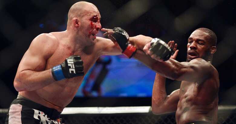 Glover ficou com rosto muito machucado devido os fortes golpes aplicados por Jon Jones. (Foto: Tommy Gilligan/Usa Today)