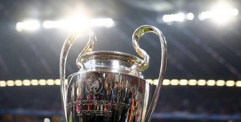 Taça da Liga dos Campeões é exposta no gramado da Allianz Arena, em Munique. (Foto: Reuters/Kai Pfaffenbach)