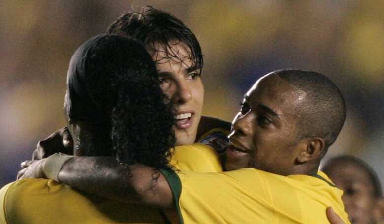 Kaká, meia da seleção brasileira, é abraçado por Robinho e Ronaldinho Gaúcho durante jogo contra o Equador, no Rio de Janeiro, pelas Eliminatórias para a Copa de 2010. (Foto: AP Photo/Silvia Izquierdo