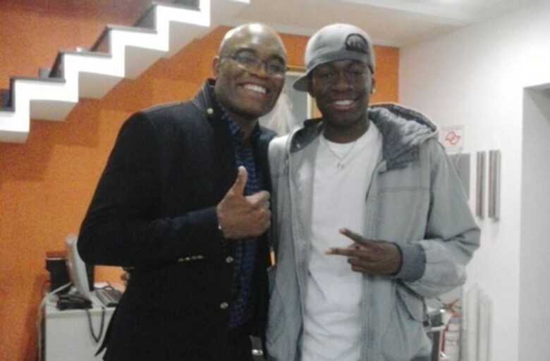 Anderson Silva, corintiano, já quis ser boleiro e acabou nas lutas. Cristian percorreu o caminho contrário. (Foto: reprodução/Facebook)