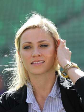 A bandeirinha Fernanda Colombo Uliana chamou a atenção ainda antes da partida. (Foto: EFE)