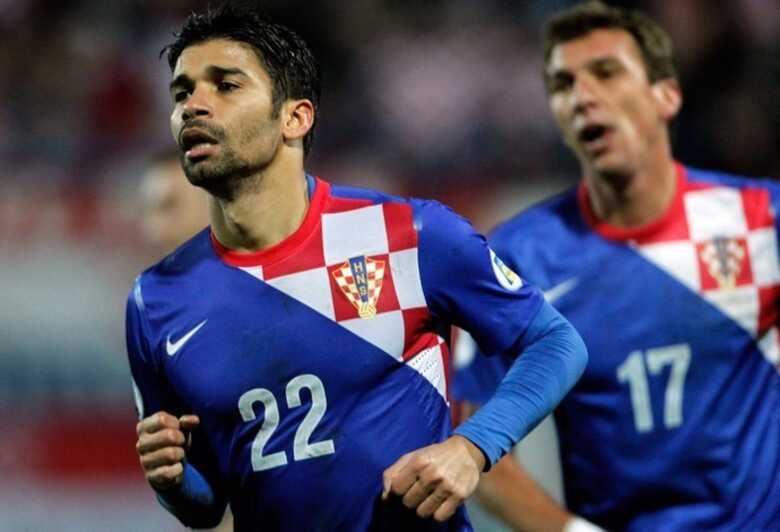 Eduardo e Mandzukic (ao fundo) devem estar no ataque croata na Copa. (Foto: Reuters)
