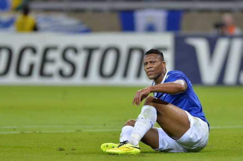 Júlio Baptista lamenta chance desperdiçada na eliminação do Cruzeiro em pleno Mineirão. (Foto: AFP)