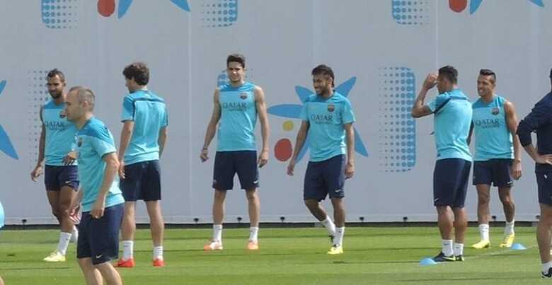 Neymar participou da roda de bobinho do Barcelona e atuou com sorriso no rosto. (Foto: João Henrique Marques/Uol)