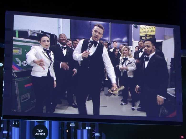 Justin Timberlake aparece em telão para agradecer ao prêmio de Melhor Artista no Billboard Music Awards. (Foto: Reuters/Steve Marcus)