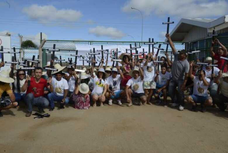 Participantes do Encontro protestam em frente à unidade de pesquisa da Monsanto, em Petrolina. (Foto: Valter Campanato/Agência Brasil)