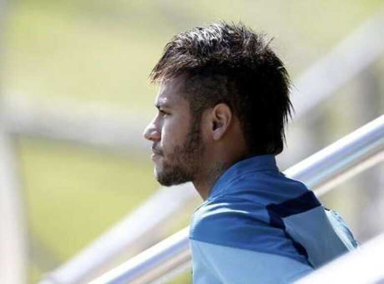 Neymar caiu seis posi&ccedil;&otilde;es em rela&ccedil;&atilde;o ao ano passado. (Foto: Albert Gea/Reuters)