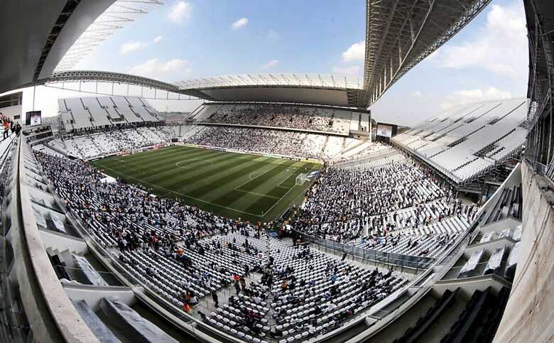 Torcedores aguardam o in&iacute;cio do jogo entre Corinthians e Figueirense. (Foto: Joel Silva/ Folhapress)