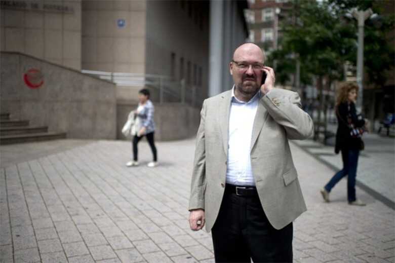 O advogado espanhol Mario Costeja fala ao celular em frente a um tribunal em Barakaldo (Espanha). (Foto: Vincent West - 25.jun.2013/Reuters)