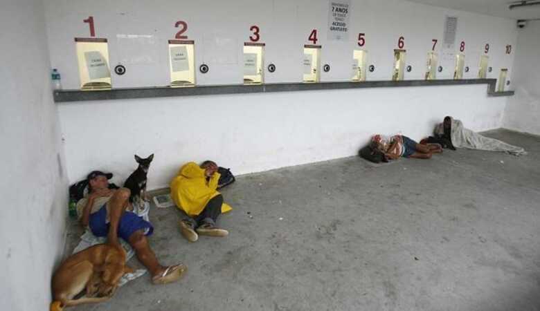 Moradores de rua usam bilheteria como 'abrigo'. (Foto: Fenrando Amorim/Ag. A Tarde)