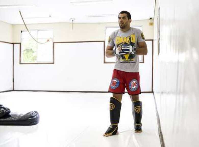 Renan Barão defende o cinturão dos pesos-galo do UFC. (Foto: Inovafoto/UFC/divulgação)