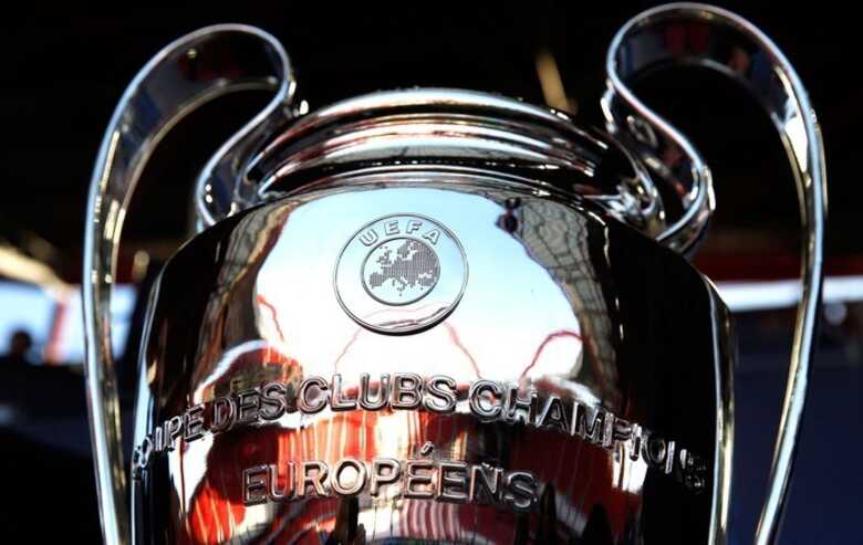 À espera do vencedor no Estádio da Luz: que imagem vai se refletir na taça? (Foto: Agência Reuters)