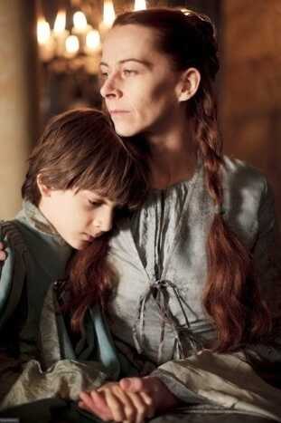 Robin Arryn (Lino Facioli) e Lysa (Katie Dickie) na primeira temporada de 'Game of Thrones'. (Imagem: divulgação)