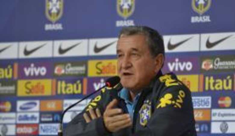 O coordenador técnico da seleção, Carlos Alberto Parreira, defende o favoritismo do Brasil na Copa do Mundo deste ano. (Foto: Tomaz Silva/Agência Brasil)